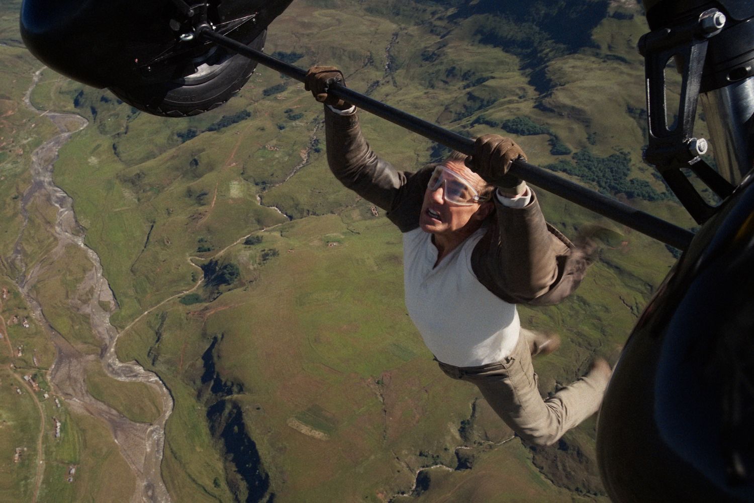 Mission-impossible-8-tom-cruise-hang.jpg